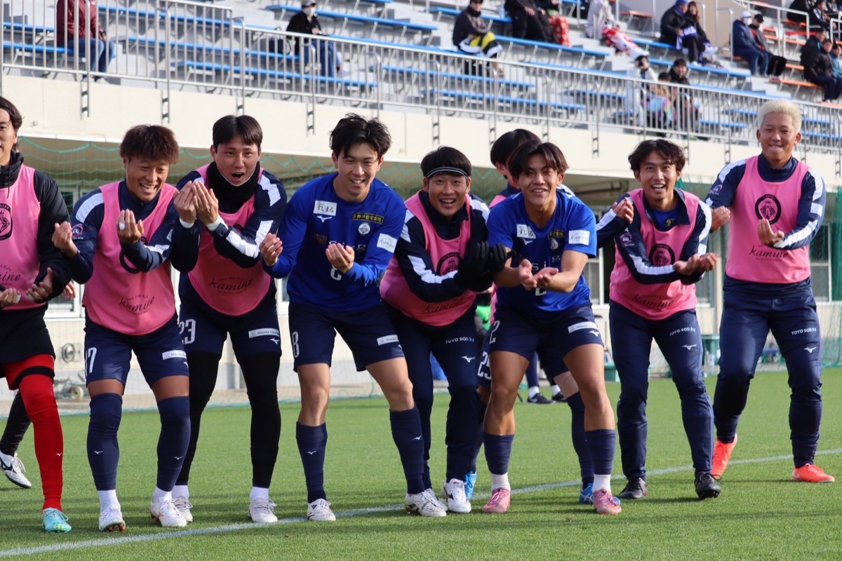 ピッチ上で肩を組み声を上げるFC BASARA HYOGO選手たち